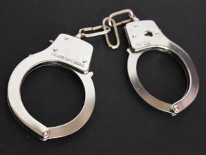 Die Polizei Münster verhaftete einen 34-jährigen Niederländer am Düsseldorfer Flughafen. Erfahren Sie mehr über die Hintergründe und den Prozessbeginn. Polizeieinsatz in Lennestadt: Zwei Personen nach Social-Media-Post festgenommen. Nach einem tödlichen Streit in Detmold hat sich ein Tatverdächtiger der Polizei gestellt. Hintergründe und Details hier. Eine Urlauberin wurde am Flughafen Münster/Osnabrück wegen eines Haftbefehls durch PNR-Daten festgenommen – Betrugsstrafe nicht bezahlt.