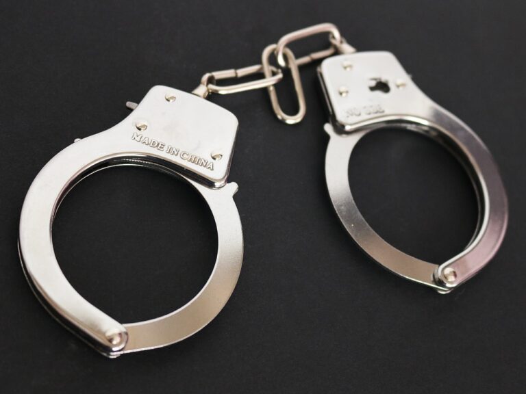 Die Polizei Münster verhaftete einen 34-jährigen Niederländer am Düsseldorfer Flughafen. Erfahren Sie mehr über die Hintergründe und den Prozessbeginn. Polizeieinsatz in Lennestadt: Zwei Personen nach Social-Media-Post festgenommen. Nach einem tödlichen Streit in Detmold hat sich ein Tatverdächtiger der Polizei gestellt. Hintergründe und Details hier.