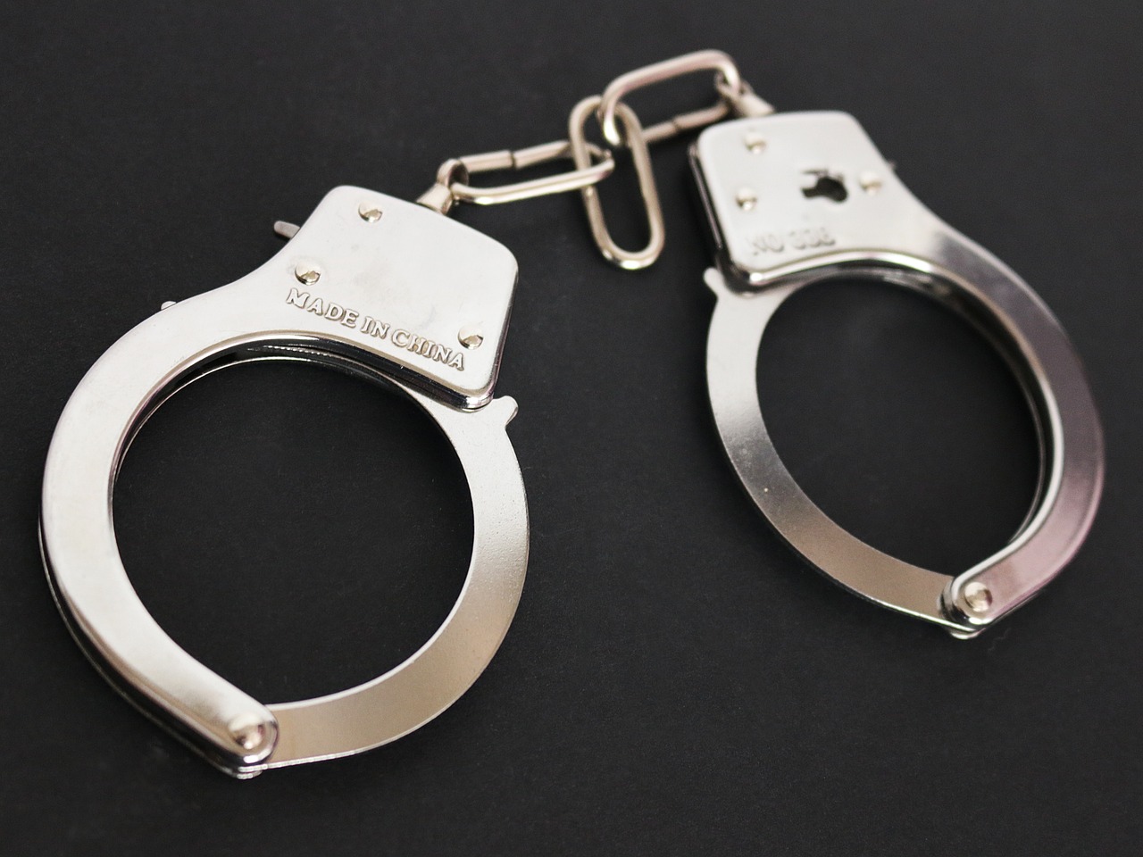 Die Polizei Münster verhaftete einen 34-jährigen Niederländer am Düsseldorfer Flughafen. Erfahren Sie mehr über die Hintergründe und den Prozessbeginn. Polizeieinsatz in Lennestadt: Zwei Personen nach Social-Media-Post festgenommen. Nach einem tödlichen Streit in Detmold hat sich ein Tatverdächtiger der Polizei gestellt. Hintergründe und Details hier.