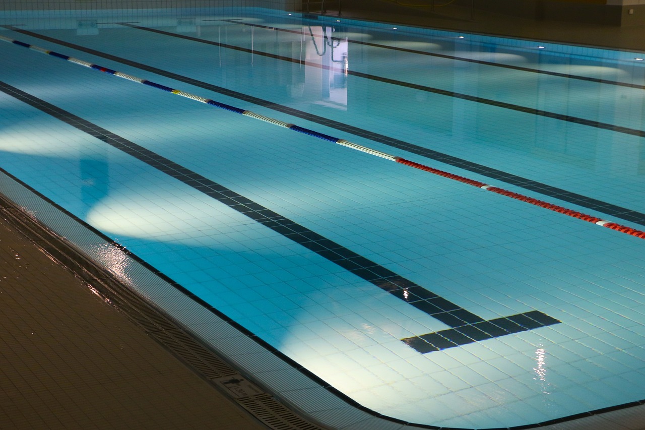 Das Hallenbad Ost in Münster öffnet nach einer mehrmonatigen Schließung wegen Legionellenbefalls wieder. Erfahren Sie mehr über die Maßnahmen und geplanten Öffnungszeiten. Das Hallenbad Hiltrup schließt drei Tage früher als geplant wegen eines Lüftungsdefekts. Die Freibadsaison startet am 18. Mai. Münster kämpft weiterhin mit Schwimmbad-Pannen.