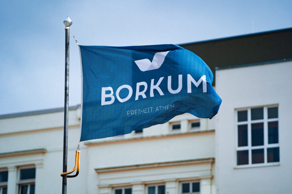 Borkum, die westlichste und größte der Ostfriesischen Inseln, besticht durch seinen kilometerlangen Sandstrand und ein einzigartiges Hochseeklima. Die Insel bietet eine beeindruckende Mischung aus Dünen, Wäldern und Heide, die zu Entspannung und Naturerlebnissen einlädt.