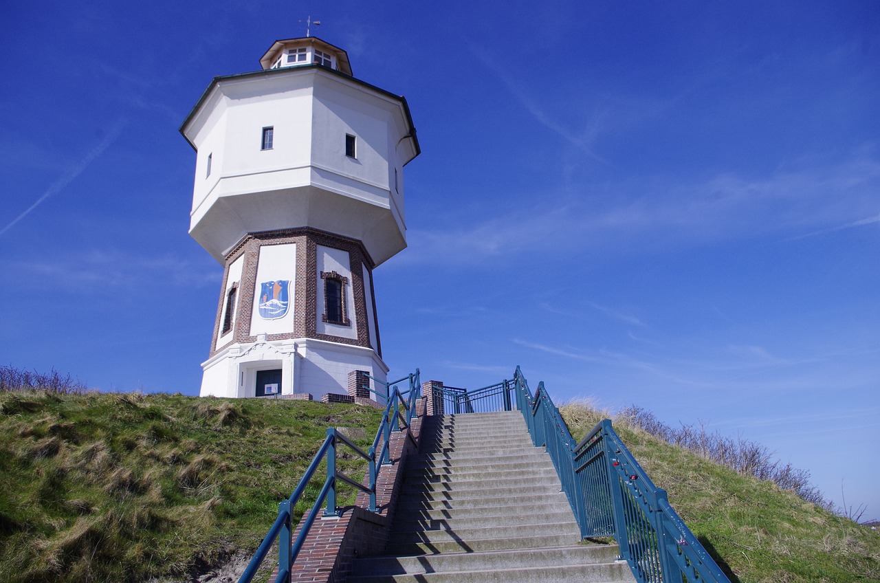 Langeoog, eine der Ostfriesischen Inseln, besticht durch seine 14 Kilometer langen Sandstrände und die unberührte Natur des Nationalparks Wattenmeer. Die autofreie Insel lädt zu entspannten Spaziergängen, Radtouren und unvergesslichen Naturerlebnissen ein.
