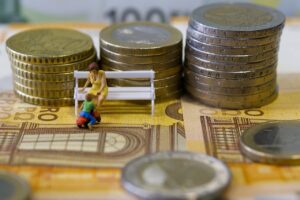 Informiere dich über die geplanten Anpassungen im Elterngeld und andere finanzielle Vorhaben der Bundesregierung für das kommende Jahr.