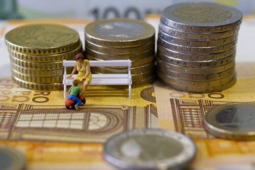 Informiere dich über die geplanten Anpassungen im Elterngeld und andere finanzielle Vorhaben der Bundesregierung für das kommende Jahr.