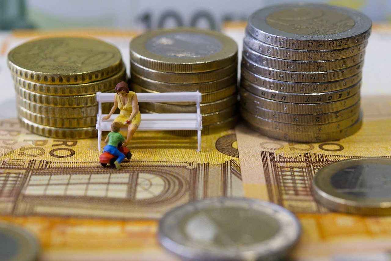 Informiere dich über die geplanten Anpassungen im Elterngeld und andere finanzielle Vorhaben der Bundesregierung für das kommende Jahr.