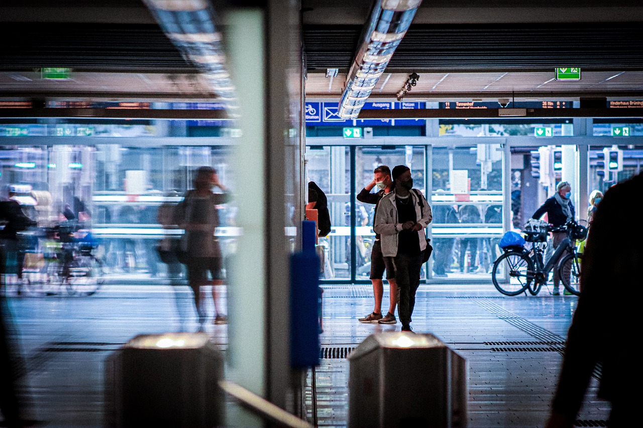 Der Hauptbahnhof Münster fungiert als wichtiger Verkehrsknotenpunkt und bietet eine Vielzahl von Dienstleistungen und Annehmlichkeiten für Reisende. Mit seiner modernen Architektur, zahlreichen Einkaufsmöglichkeiten und umfangreichen Reiseinformationen stellt er einen zentralen Treffpunkt in der Stadt Münster dar.