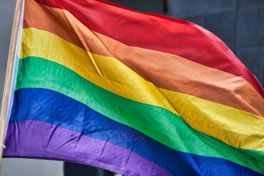 Tausende Menschen zogen friedlich durch Münster, um den Christopher Street Day zu feiern und Malte C. zu gedenken, der im vergangenen Jahr tragisch verstarb. In Münster demonstrierten 2.500 Menschen unter dem Motto "Es ist 5 vor 12" für Demokratie und queere Rechte. Die Aktion war Teil bundesweiter Proteste gegen Diskriminierung.