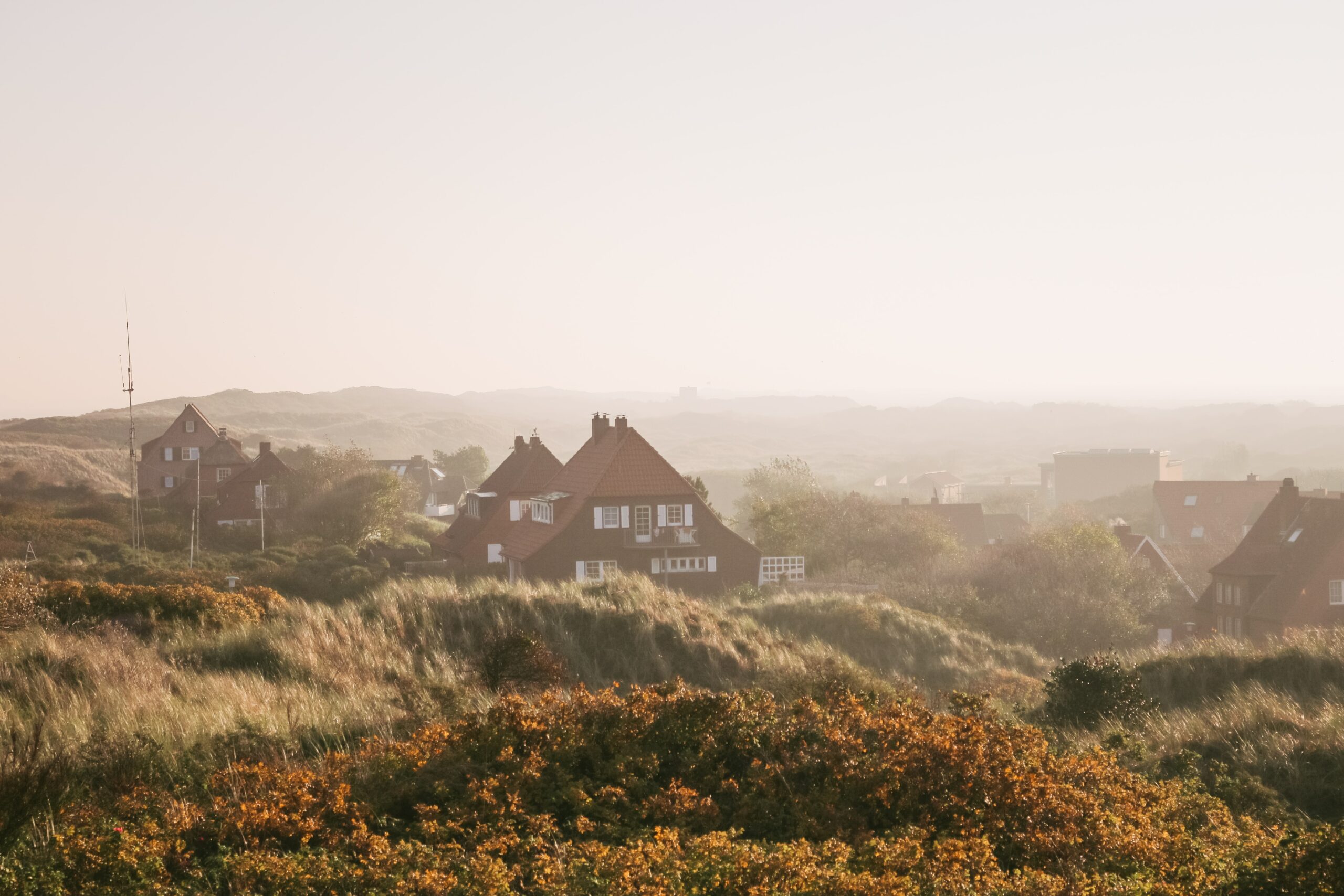Juist ist eine der Ostfriesischen Inseln im niedersächsischen Wattenmeer und wird aufgrund ihrer schmalen und langen Form oft als "Töwerland", was so viel wie "Zauberland" bedeutet, bezeichnet. Die autofreie Insel ist bekannt für ihre unberührte Natur, endlosen Sandstrände und bietet Besuchern eine entspannte Atmosphäre, ideal zum Erholen und Genießen der Nordseeluft.