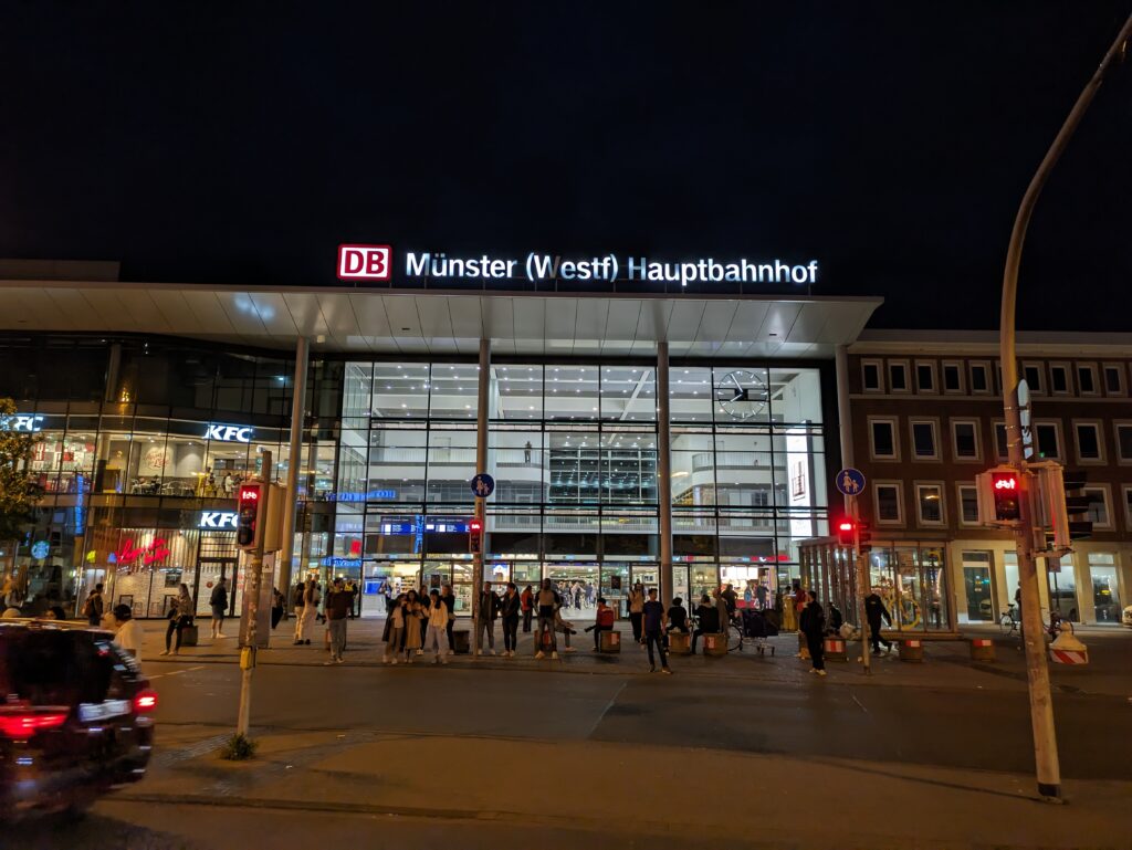 Jugendlicher löst mit Spielzeugwaffe Polizeieinsatz am Hauptbahnhof Münster aus und muss mit Konsequenzen rechnen. Die Bundespolizei vollstreckt zwei Haftbefehle am Hauptbahnhof Münster. Innerhalb kurzer Zeit wurden zwei gesuchte Männer festgenommen und der Justiz übergeben. Die Gewerkschaft der Polizei fordert waffenfreie Bahnhöfe in allen Bundesländern. Kritisiert wird das aktuelle Flickwerk aus Einzelregelungen. Am Hauptbahnhof Münster kam es zu einer gefährlichen Körperverletzung durch Pfefferspray. Ein 18-Jähriger attackierte einen Gleichaltrigen. Die Bundespolizei vereitelt einen Erpressungsversuch am Hauptbahnhof Münster – Täter bei Geldübergabe festgenommen.