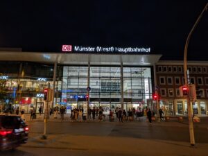Jugendlicher löst mit Spielzeugwaffe Polizeieinsatz am Hauptbahnhof Münster aus und muss mit Konsequenzen rechnen. Die Bundespolizei vollstreckt zwei Haftbefehle am Hauptbahnhof Münster. Innerhalb kurzer Zeit wurden zwei gesuchte Männer festgenommen und der Justiz übergeben. Die Gewerkschaft der Polizei fordert waffenfreie Bahnhöfe in allen Bundesländern. Kritisiert wird das aktuelle Flickwerk aus Einzelregelungen. Am Hauptbahnhof Münster kam es zu einer gefährlichen Körperverletzung durch Pfefferspray. Ein 18-Jähriger attackierte einen Gleichaltrigen. Die Bundespolizei vereitelt einen Erpressungsversuch am Hauptbahnhof Münster – Täter bei Geldübergabe festgenommen.