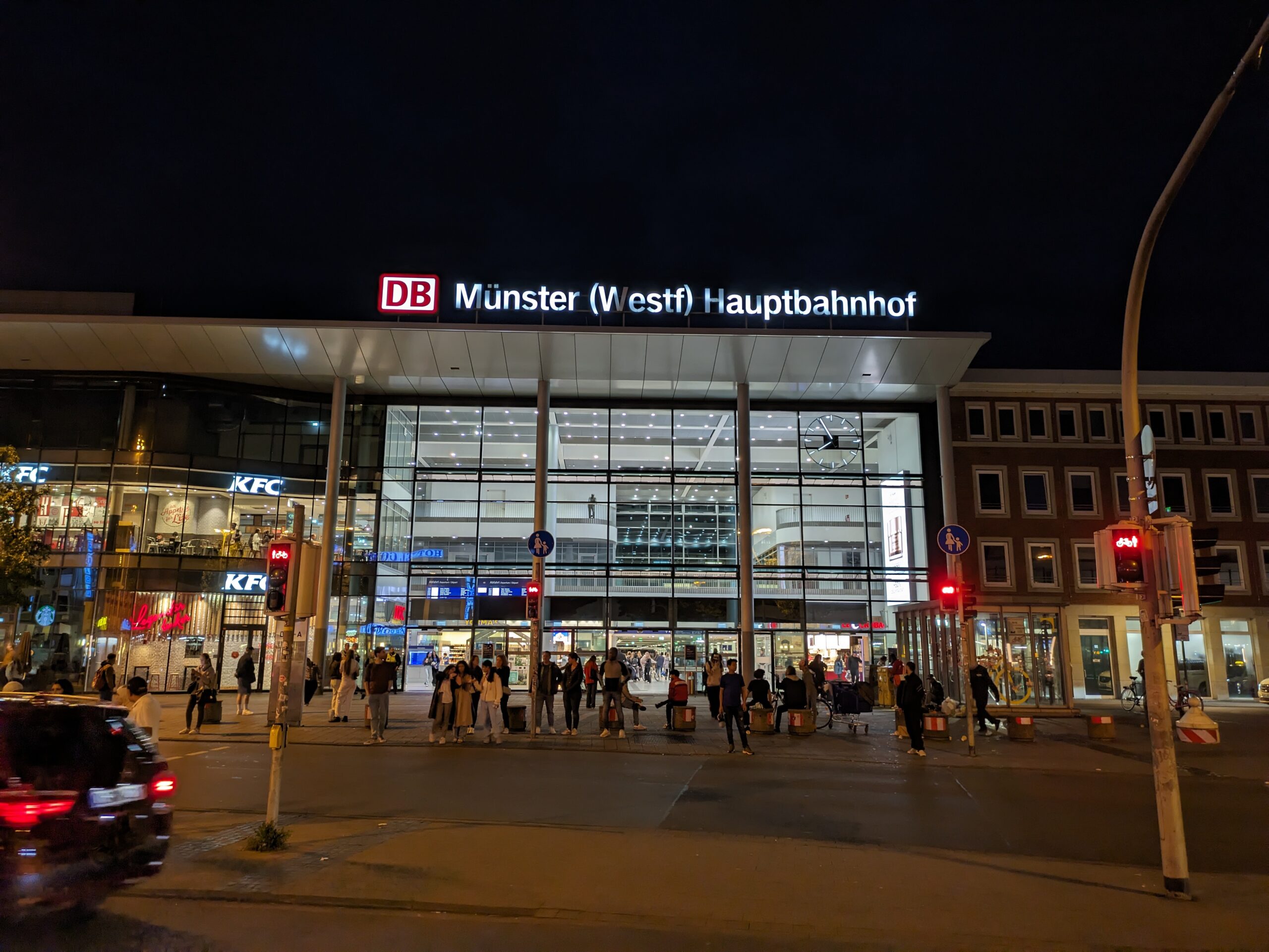 Jugendlicher löst mit Spielzeugwaffe Polizeieinsatz am Hauptbahnhof Münster aus und muss mit Konsequenzen rechnen. Die Bundespolizei vollstreckt zwei Haftbefehle am Hauptbahnhof Münster. Innerhalb kurzer Zeit wurden zwei gesuchte Männer festgenommen und der Justiz übergeben. Die Gewerkschaft der Polizei fordert waffenfreie Bahnhöfe in allen Bundesländern. Kritisiert wird das aktuelle Flickwerk aus Einzelregelungen. Am Hauptbahnhof Münster kam es zu einer gefährlichen Körperverletzung durch Pfefferspray. Ein 18-Jähriger attackierte einen Gleichaltrigen. Die Bundespolizei vereitelt einen Erpressungsversuch am Hauptbahnhof Münster – Täter bei Geldübergabe festgenommen.