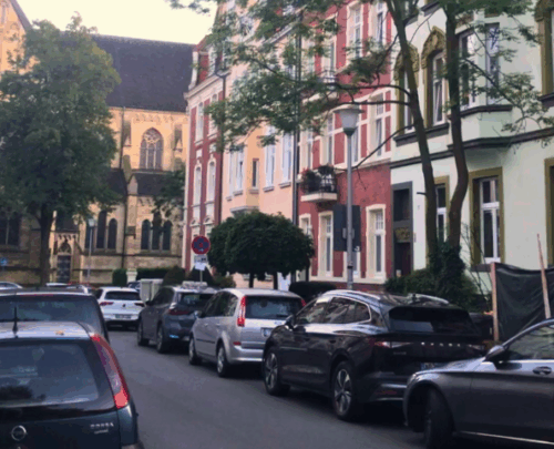 Das Kreuzviertel in Münster ist weit mehr als nur ein weiteres Stadtviertel. Es ist ein historisches Kleinod, das den Zauber vergangener Jahrhunderte bewahrt hat. Gelegen in unmittelbarer Nähe zum Stadtkern, bietet das Kreuzviertel eine einzigartige Mischung aus Geschichte, Kultur und modernem Lebensstil. Grotes