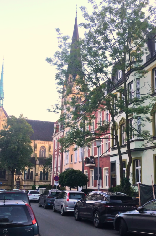 Das Kreuzviertel in Münster ist weit mehr als nur ein weiteres Stadtviertel. Es ist ein historisches Kleinod, das den Zauber vergangener Jahrhunderte bewahrt hat. Gelegen in unmittelbarer Nähe zum Stadtkern, bietet das Kreuzviertel eine einzigartige Mischung aus Geschichte, Kultur und modernem Lebensstil.