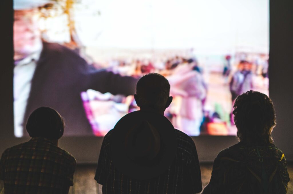 Feiere den Abschluss des Open-Air-Kinos in Berg Fidel mit dem britischen Kultfilm „Paddington“. Erlebe Musik, Tanz und ein besonderes Kinoerlebnis unter den Sternen am 22. September. Eintritt frei! Open-Air-Friedenskino Paddington