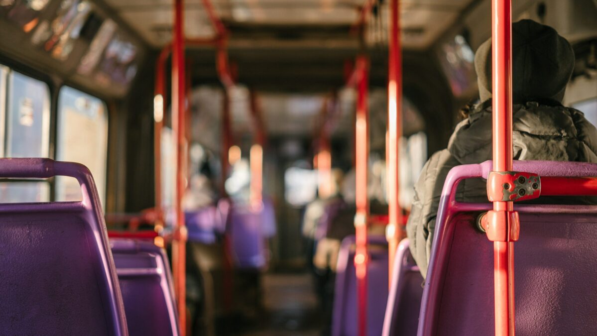 In Wettringen sind ein Schulbus und ein Pkw zusammengestoßen. Mehrere Kinder, eine Lehrerin und zwei Fahrer wurden verletzt.