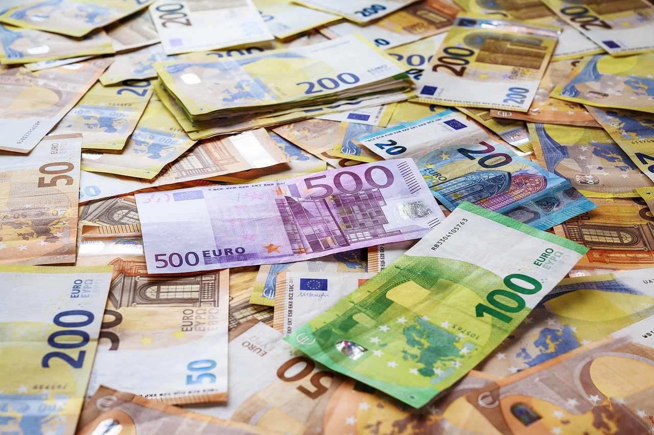 Die Inflation in Deutschland sinkt auf den niedrigsten Stand seit dem Ausbruch des Ukraine-Kriegs im Februar 2022. Erfahre, wie sich die Verbraucherpreise entwickelt haben und welche Auswirkungen dies auf den privaten Konsum hat.