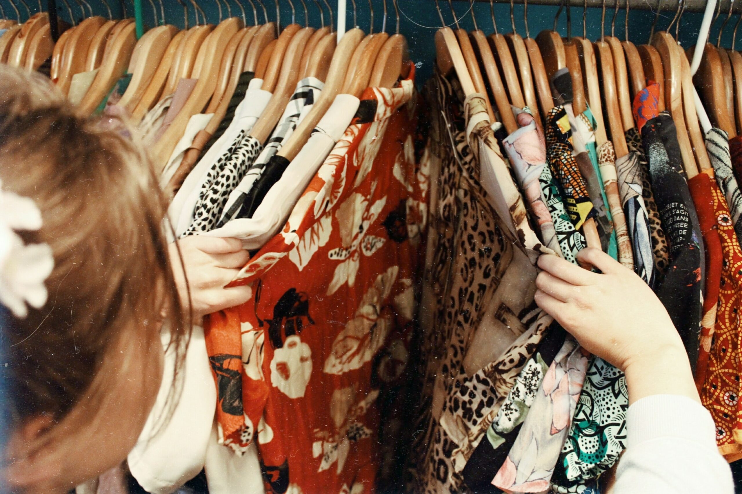 Durch das Tragen von Vintage Stücken können Modebegeisterte nicht nur einen zeitlosen Stil verkörpern, sondern auch nachhaltiger leben, da diese Art des Einkaufens die Wiederverwendung fördert und der Wegwerfmode entgegenwirkt.