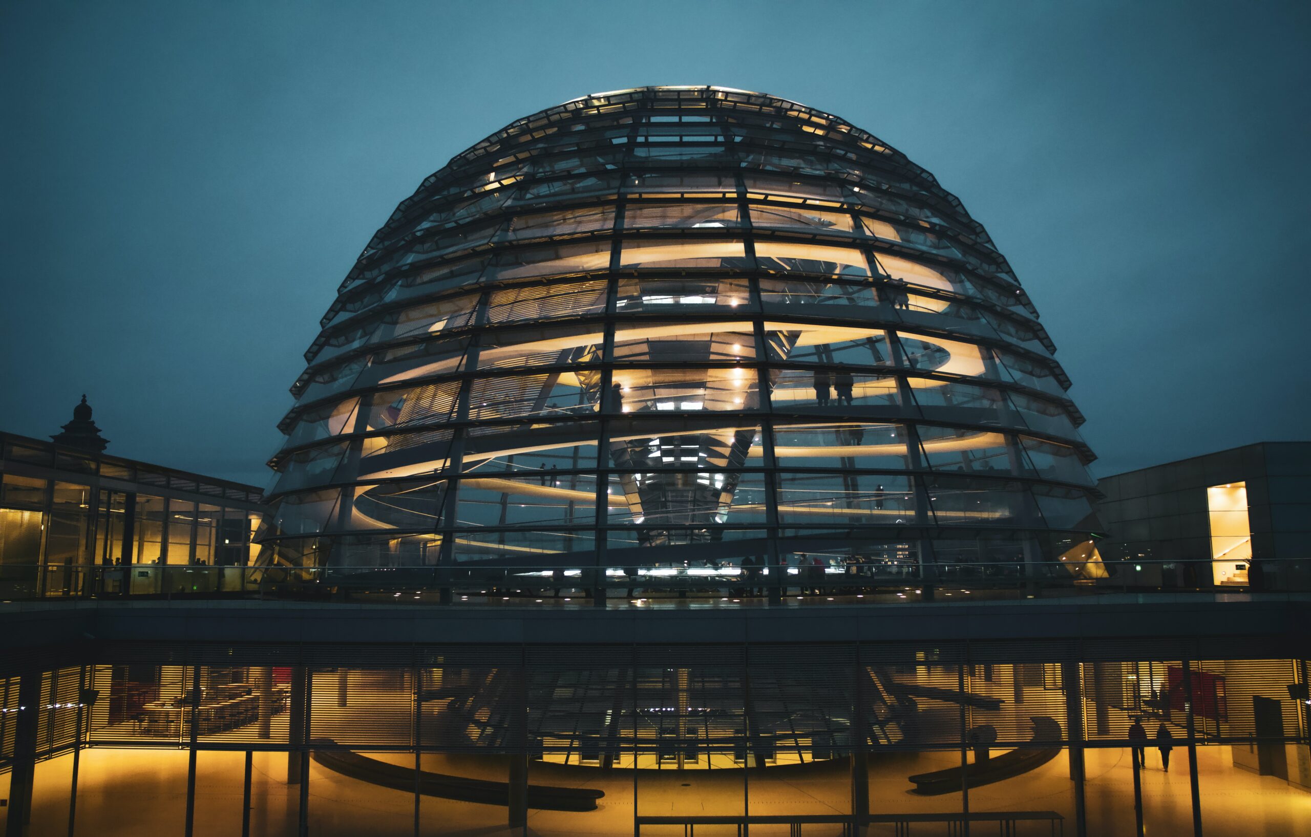 Staatliche Schulden entstehen, wenn Regierungen mehr Geld ausgeben, als sie durch Einnahmen wie Steuern und Gebühren einnehmen, und sich daher Kapital leihen müssen, um ihre Ausgaben zu finanzieren. Diese Schulden können langfristige wirtschaftliche Auswirkungen haben, da hohe Zinszahlungen und der Schuldendienst die Fähigkeit eines Landes zur Finanzierung wichtiger öffentlicher Programme beeinträchtigen können.