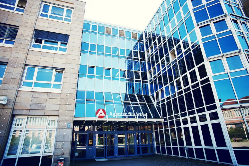 Die Bundesregierung plant, die Unterstützung für junge Bürgergeld-Empfänger in Münster vom Jobcenter zur Arbeitsagentur zu verlagern. Dies könnte erhebliche Auswirkungen auf die rund 2.500 unterstützten Jugendlichen haben.