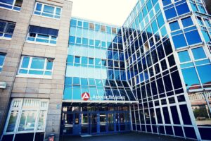 Die Bundesregierung plant, die Unterstützung für junge Bürgergeld-Empfänger in Münster vom Jobcenter zur Arbeitsagentur zu verlagern. Dies könnte erhebliche Auswirkungen auf die rund 2.500 unterstützten Jugendlichen haben.