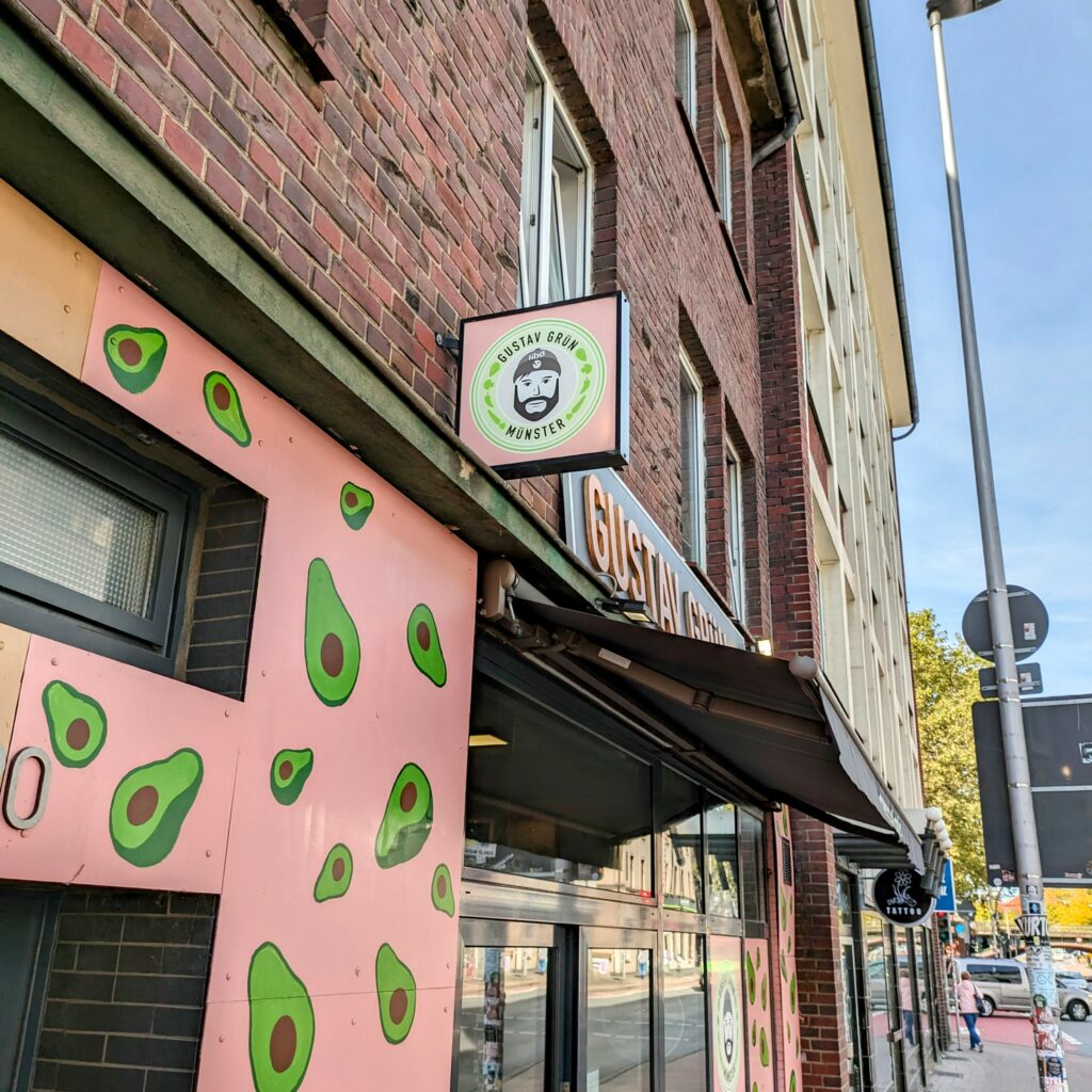 Gustav Grün in Münster ist ein Synonym für Green Fast Food in Restaurant-Qualität seit seiner Gründung im Jahr 2017. Hier wird die Essenz der Middle-Eastern Fusionsküche in einer Palette von verlockenden veganen Gerichten eingefangen. Das Angebot reicht von saftigen Wraps, knackigen Salaten, würzigen Falafeln bis hin zu veganem Kebap.