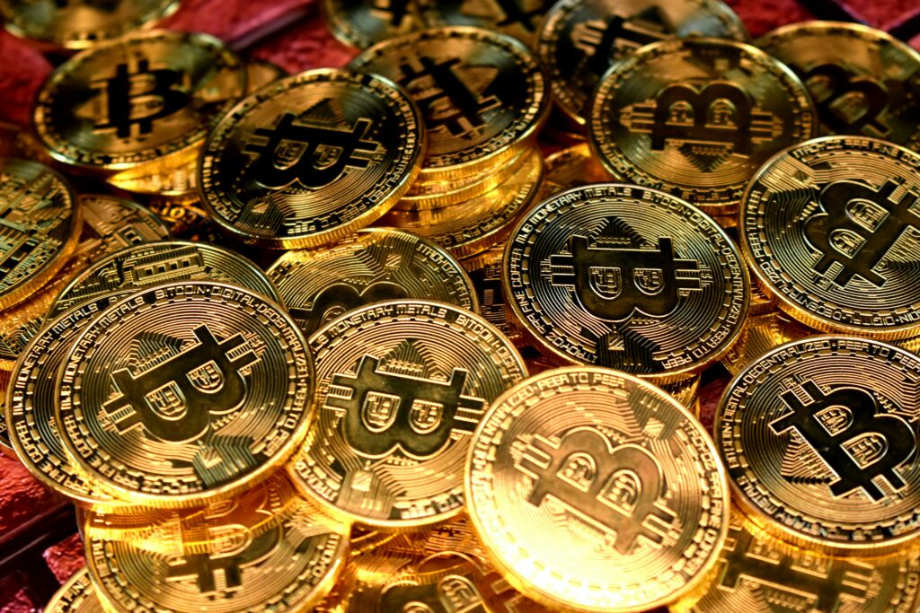 Bitcoin ist eine dezentrale Kryptowährung, die 2009 eingeführt wurde und auf einer Blockchain-Technologie basiert, die Transaktionen ohne zentrale Behörde oder einzelnen Verwalter ermöglicht. Es hat sich als revolutionäres digitales Zahlungsmittel etabliert, das Anonymität, Sicherheit und grenzüberschreitende Transaktionen ohne traditionelle Bankgebühren bietet.