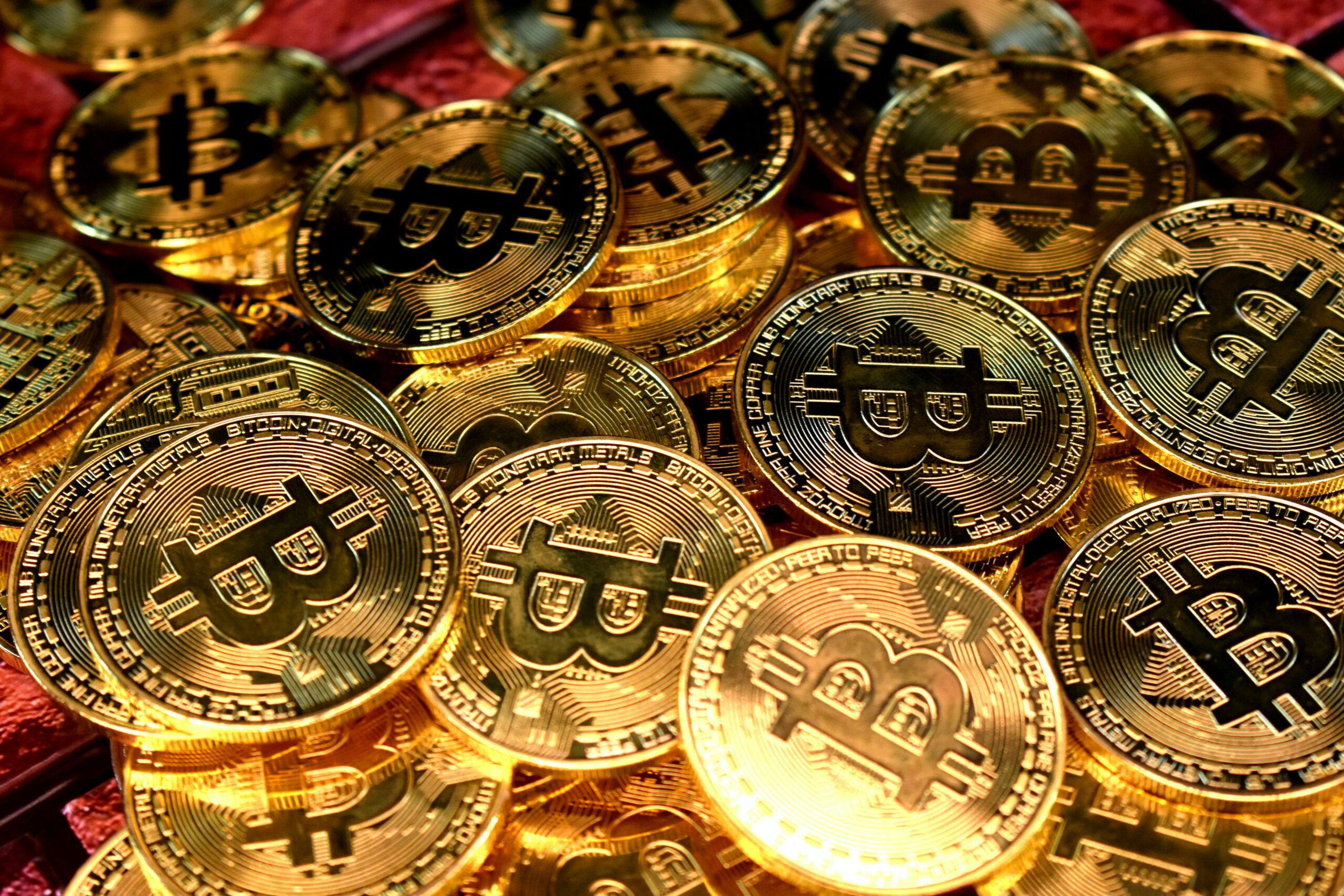 Bitcoin ist eine dezentrale Kryptowährung, die 2009 eingeführt wurde und auf einer Blockchain-Technologie basiert, die Transaktionen ohne zentrale Behörde oder einzelnen Verwalter ermöglicht. Es hat sich als revolutionäres digitales Zahlungsmittel etabliert, das Anonymität, Sicherheit und grenzüberschreitende Transaktionen ohne traditionelle Bankgebühren bietet.