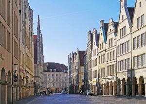 Ein Überblick über die Reaktionen der politischen Fraktionen in Münster auf die geplante Änderung des Busfahrplans. Von besorgten Grünen über kritische SPD und Volt bis hin zum humorvollen Kommentar von DiePARTEI Neuer Busfahrplan Münster