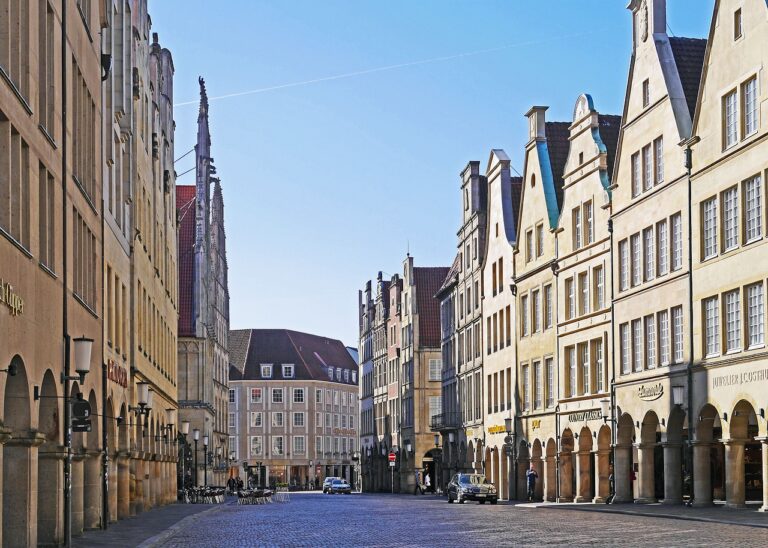 Ein Überblick über die Reaktionen der politischen Fraktionen in Münster auf die geplante Änderung des Busfahrplans. Von besorgten Grünen über kritische SPD und Volt bis hin zum humorvollen Kommentar von DiePARTEI Neuer Busfahrplan Münster