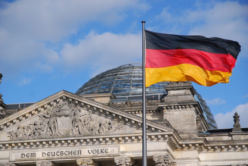 Eine aktuelle Studie zeigt einen besorgniserregenden Trend in Deutschland: Das Vertrauen in die Demokratie schwindet, während rechtsextreme Einstellungen zunehmen. Es besteht dringender Handlungsbedarf.