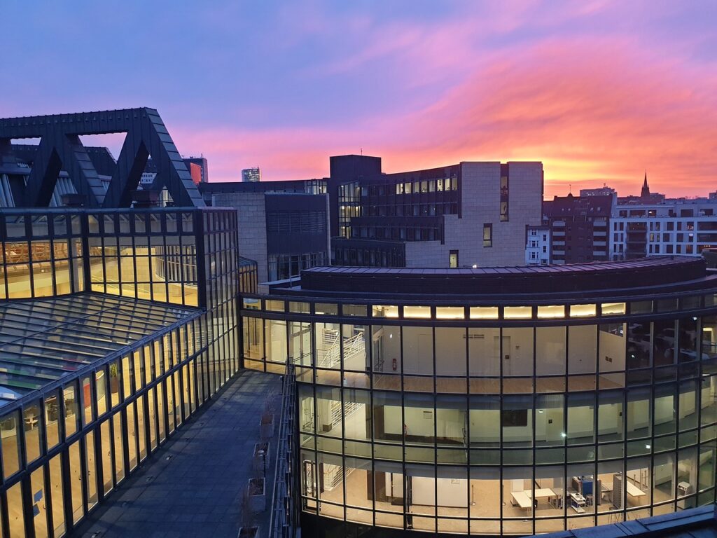 Die finanzielle Situation der Kommunen in NRW verschärft sich. Über 350 Bürgermeister warnen vor den Folgen und fordern Unterstützung von der Landesregierung. Die Messerattacke in Aschaffenburg sorgt für heftige politische Debatten. Migration wird zum Wahlkampfthema, CDU, FDP, AfD, SPD und Grüne ringen um Positionen. Messerattacke in Aschaffenburg NRW-Landtag. Schuldenabbau Städte NRW . Die Insolvenzwelle in NRW 2025 trifft Industrie, Mittelstand und Handwerk hart. Ursachen, Reaktionen und politische Maßnahmen im Überblick.