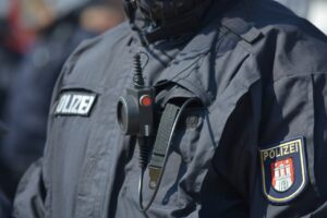 Städtische Ordnungsdienste in Münster und Olfen setzen auf Bodycams zur Steigerung der Sicherheit. Erfahre mehr über ihre Erfahrungen und den Einsatz dieser Technologie.