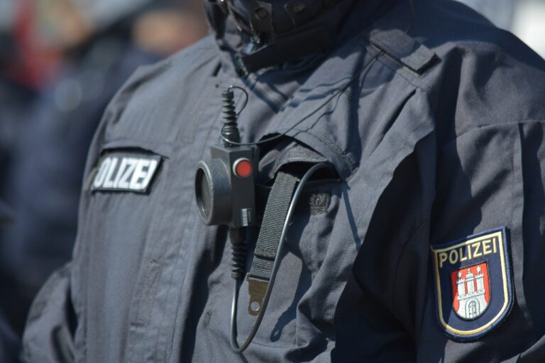 Städtische Ordnungsdienste in Münster und Olfen setzen auf Bodycams zur Steigerung der Sicherheit. Erfahre mehr über ihre Erfahrungen und den Einsatz dieser Technologie.