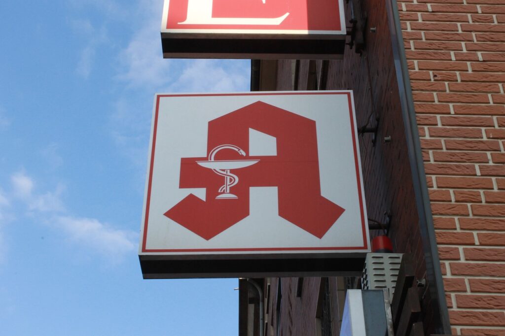 Die Apotheker in Münster zeigen erneut ihre Unzufriedenheit durch Proteste, da die Situation seit Juni unverändert bleibt. Sie fordern Lösungen für Lieferengpässe und eine bessere Vergütung. Der Rückgang der Apotheken in Westfalen-Lippe ist alarmierend. Warum 2024 allein 57 Apotheken schließen mussten und welche Folgen das hat. : In Dülmen kam es zu einem aggressiven Medikamentenraub – ein Passant greift ein, die Polizei stellt den Täter wenig später.