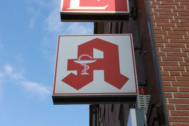 Die Apotheker in Münster zeigen erneut ihre Unzufriedenheit durch Proteste, da die Situation seit Juni unverändert bleibt. Sie fordern Lösungen für Lieferengpässe und eine bessere Vergütung. Der Rückgang der Apotheken in Westfalen-Lippe ist alarmierend. Warum 2024 allein 57 Apotheken schließen mussten und welche Folgen das hat.