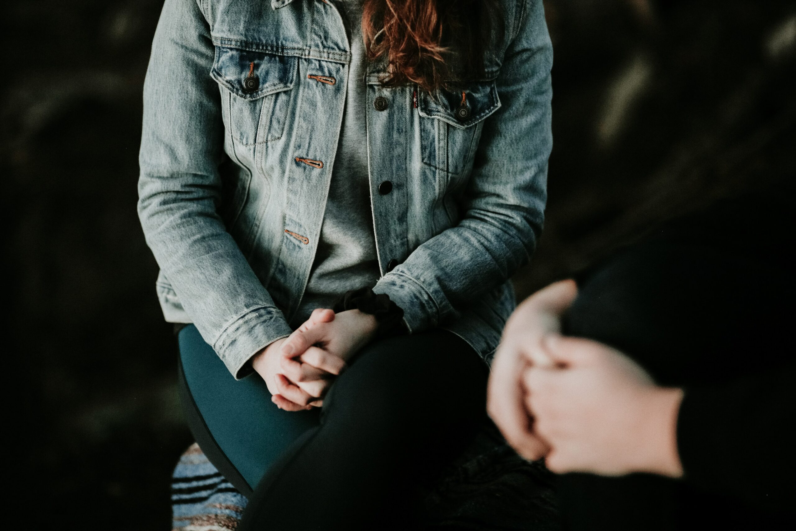 Therapieformen sind verschiedene Ansätze und Methoden, die dazu entwickelt wurden, um psychische, physische oder emotionale Beschwerden zu behandeln und das Wohlbefinden von Patienten zu verbessern. Sie können von traditionellen psychotherapeutischen Ansätzen über körperorientierte Therapien bis hin zu alternativen Heilmethoden reichen.