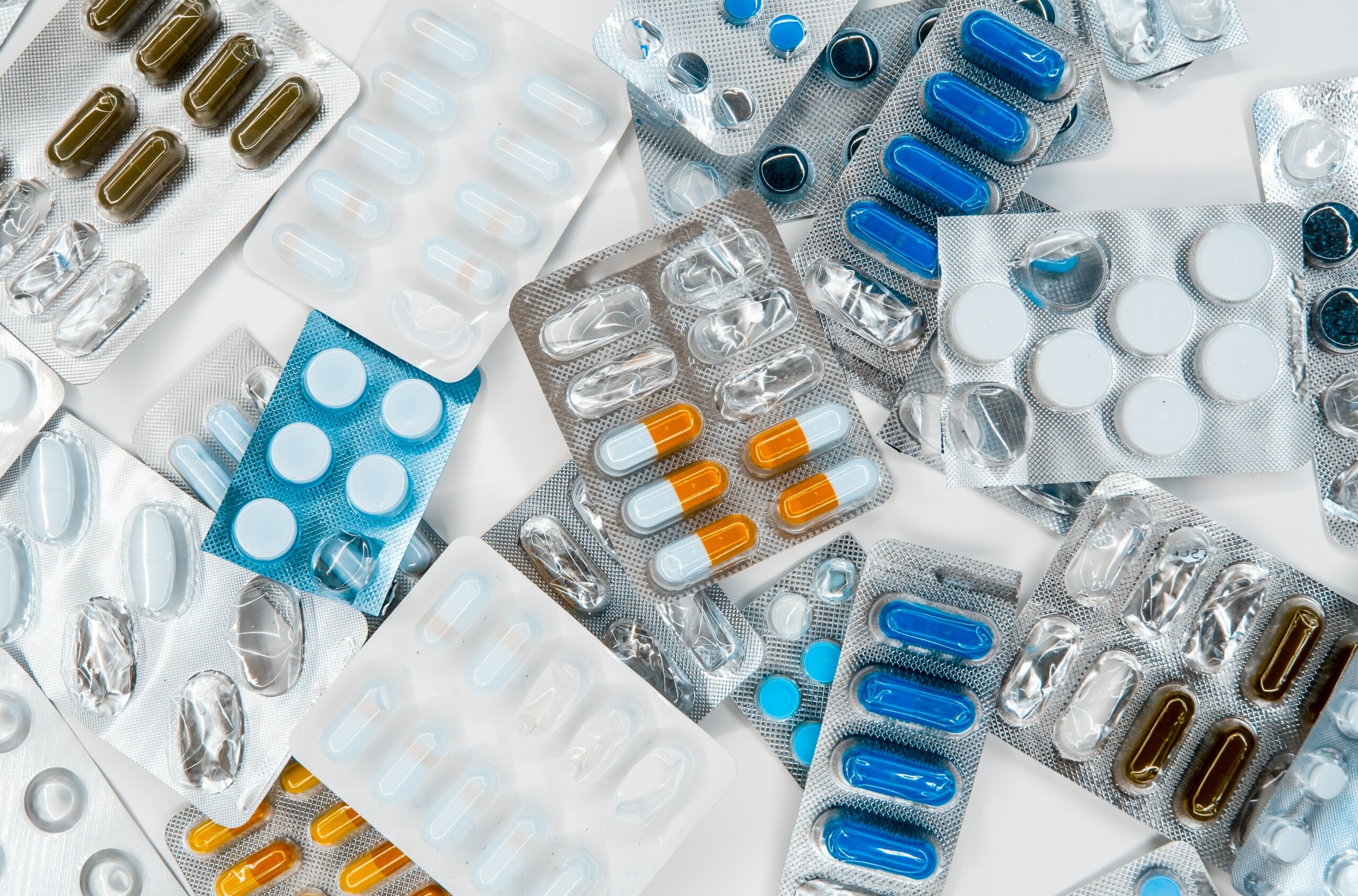 Nahrungsergänzungsmittel sind Produkte, die dazu bestimmt sind, die normale Ernährung zu ergänzen und die eine oder mehrere Nährstoffe wie Vitamine, Mineralien oder Proteine in konzentrierter Form enthalten. Sie werden oft eingenommen, um mögliche Nährstoffdefizite auszugleichen oder die allgemeine Gesundheit zu unterstützen, sollten jedoch nicht als Ersatz für eine ausgewogene Ernährung betrachtet werden.