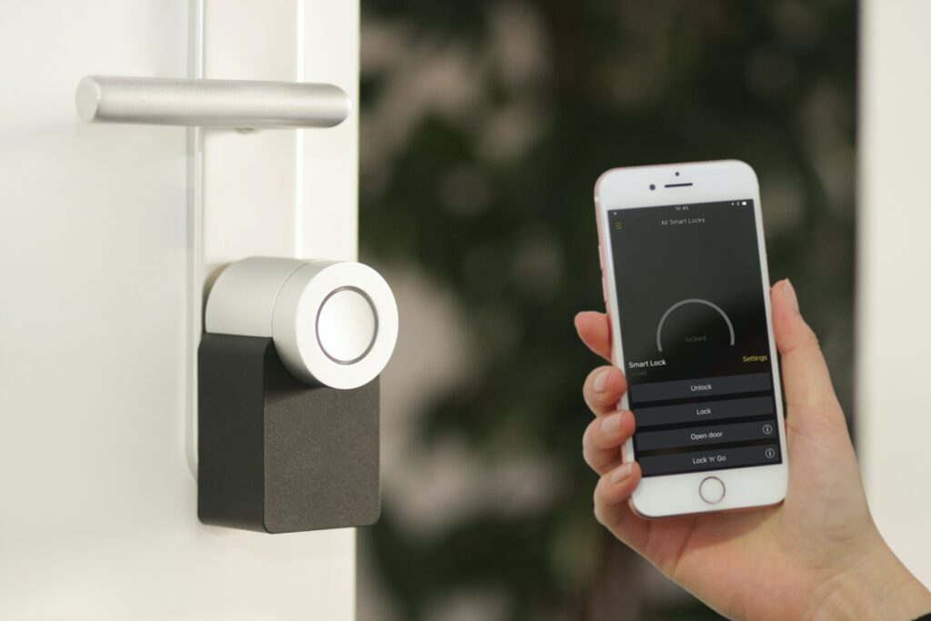 Smart Home bezeichnet ein Wohnkonzept, bei dem Haushalts- und Multimedia-Geräte vernetzt sind und zentral gesteuert werden können. Durch diese Technologie können Bewohner Komfort, Sicherheit und Energieeffizienz in ihren Wohnräumen erhöhen.