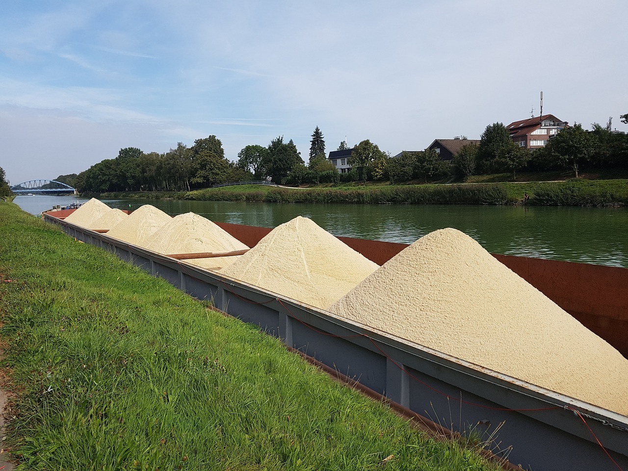 Ein 77-jähriger Mann aus Münster verunglückte in Senden am Dortmund-Ems-Kanal, vermutlich durch einen Unfall. Trotz Wiederbelebungsversuchen konnten die Rettungskräfte ihn nicht retten.