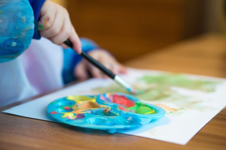 Die Erhöhung der Kita-Finanzierung in NRW verbessert die Pauschalen und stärkt die Betreuung. Alles Wichtige für Eltern und Kitas. Die Warnstreiks in Kitas und Kliniken in NRW sorgten für geschlossene Einrichtungen und abgesagte OPs. Beschäftigte fordern mehr Lohn und bessere Bedingungen. Ein Finanzskandal um Veruntreuung erschüttert das Heinrich-Piepmeyer-Haus in Münster: 700.000 Euro Kita-Gelder verschwinden spurlos.