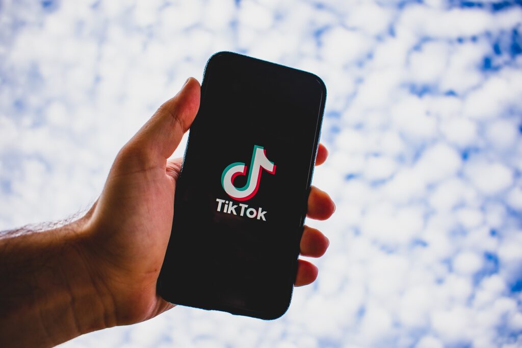 In NRW wächst die Besorgnis über riskante TikTok-Challenges. Minister und Experten äußern sich zu den potenziellen Gefahren und fordern Maßnahmen zur Prävention.