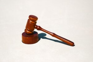 Im erschütternden Fall des eingesperrten Mädchens in Attendorn stehen Mutter und Großeltern vor schweren Anklagen.