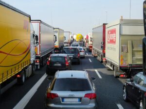 Mit dem Beginn der Herbstferien in NRW steigt die Staugefahr. Besonders im Großraum Köln und um das Autobahnkreuz Duisburg-Kaiserberg wird mit Verkehrsbehinderungen gerechnet. ADAC-Experten raten, Stoßzeiten zu meiden. Pfingsten 2025 bringt Staus, Sperrungen und vollen Reiseverkehr in NRW. Was Autofahrer, Bahnreisende und Fluggäste wissen sollten.