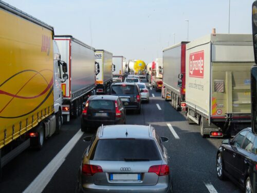 Mit dem Beginn der Herbstferien in NRW steigt die Staugefahr. Besonders im Großraum Köln und um das Autobahnkreuz Duisburg-Kaiserberg wird mit Verkehrsbehinderungen gerechnet. ADAC-Experten raten, Stoßzeiten zu meiden. Pfingsten 2025 bringt Staus, Sperrungen und vollen Reiseverkehr in NRW. Was Autofahrer, Bahnreisende und Fluggäste wissen sollten.