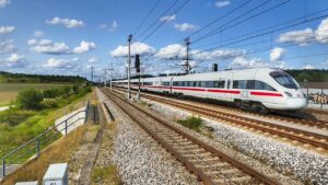 Über Pfingsten 2025 ist der Bahnverkehr in Westfalen stark eingeschränkt. Fernzüge werden umgeleitet, Nahverkehr fällt aus. Die Deutsche Bahn plant offenbar Sparmaßnahmen im Fernverkehr. Auch Verbindungen mit Halt in Münster, darunter Norddeich Mole und ICE-Linien, könnten betroffen sein.