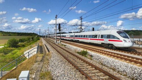 Über Pfingsten 2025 ist der Bahnverkehr in Westfalen stark eingeschränkt. Fernzüge werden umgeleitet, Nahverkehr fällt aus. Die Deutsche Bahn plant offenbar Sparmaßnahmen im Fernverkehr. Auch Verbindungen mit Halt in Münster, darunter Norddeich Mole und ICE-Linien, könnten betroffen sein.