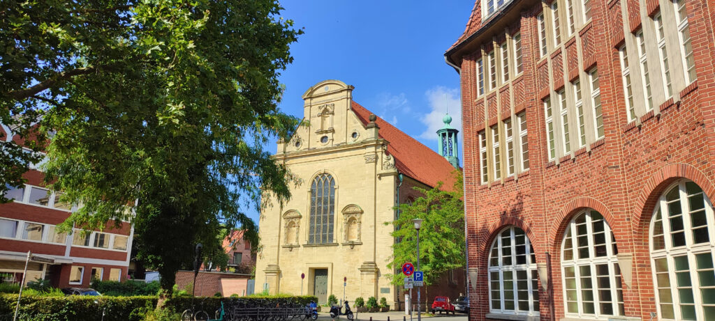 Tagsüber zeigt sich das Kuhviertel in seiner authentischen Pracht. Die engen Gassen, charmanten Geschäfte und Restaurants bieten ein nostalgisches Erlebnis. Hier können Besucher das historische Münster erleben und in vergangene Zeiten eintauchen.