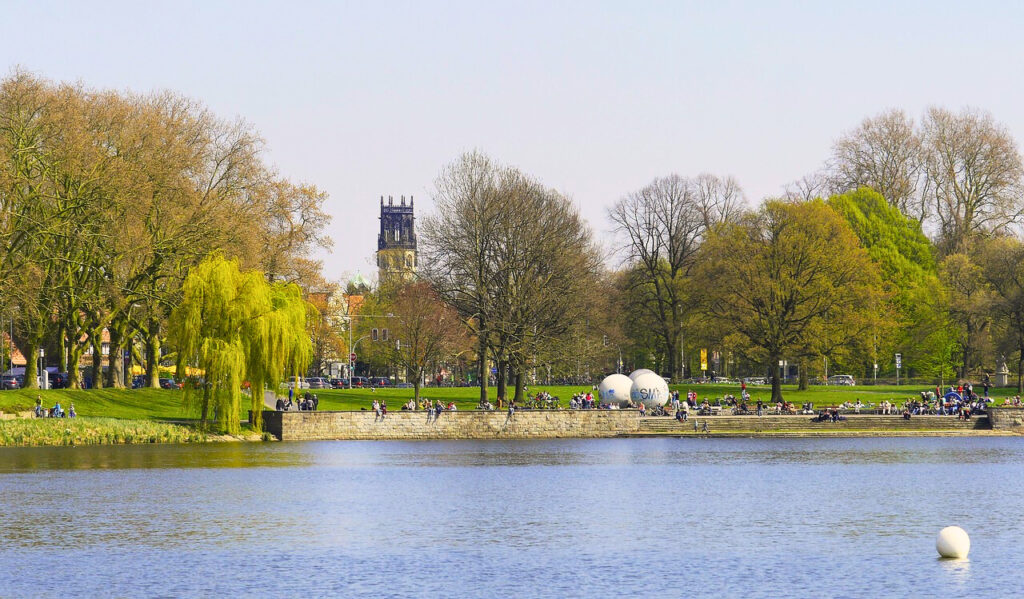 Die Aaseestadt in Münster ist ein malerisches Stadtviertel im Süden des Stadtbezirks Münster-Mitte, das östlich des idyllischen Aasees gelegen ist. Mit seiner Nähe zum Aasee, zahlreichen Grünflächen und einer Kombination aus historischer und moderner Bebauung gilt es als ein bevorzugtes Wohngebiet in der Stadt.