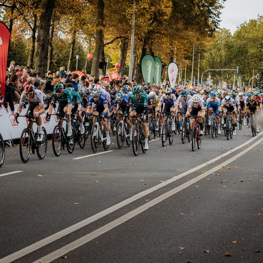 Der Sparkassen Münsterland Giro verwandelt Münster und das Münsterland am 3. Oktober in ein Radsportparadies. Mit über 5.000 Teilnehmern, darunter rund 200 internationale Spitzenfahrer, bietet die Veranstaltung eine einzigartige Plattform für Radsportbegeisterte und zieht weltweite mediale Aufmerksamkeit an.
