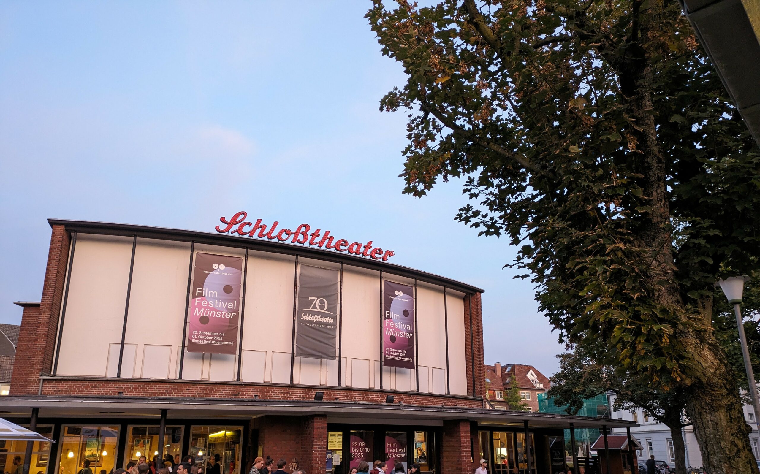 Ein Rückblick auf das erfolgreiche Filmfestival Münster 2023, die Gewinner der verschiedenen Wettbewerbskategorien und die Reaktionen der Veranstalter auf die diesjährige Veranstaltung.